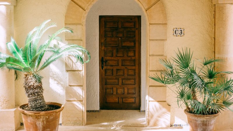 Comment aménager une porte d’entrée avec un style campagne