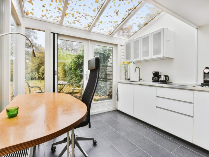 Comment sublimer votre cuisine avec une verrière industrielle pour un style authentique et original