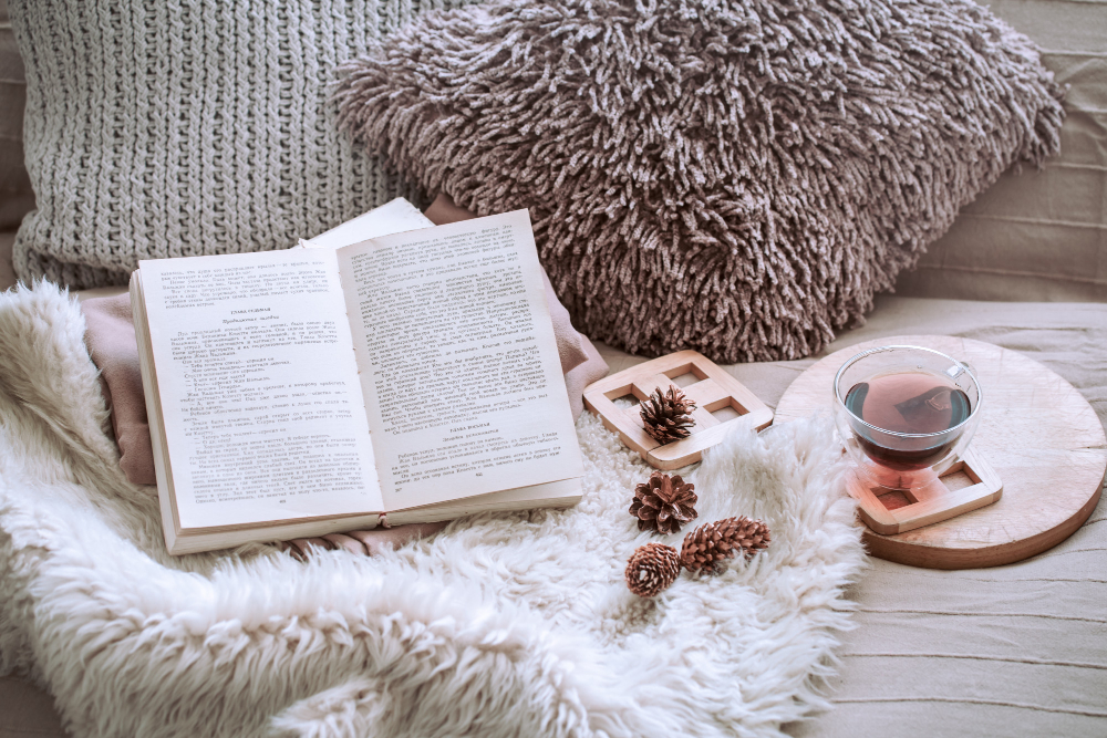 Créer un coin lecture cosy et intime chez soi : astuces pour un espace cocooning parfait