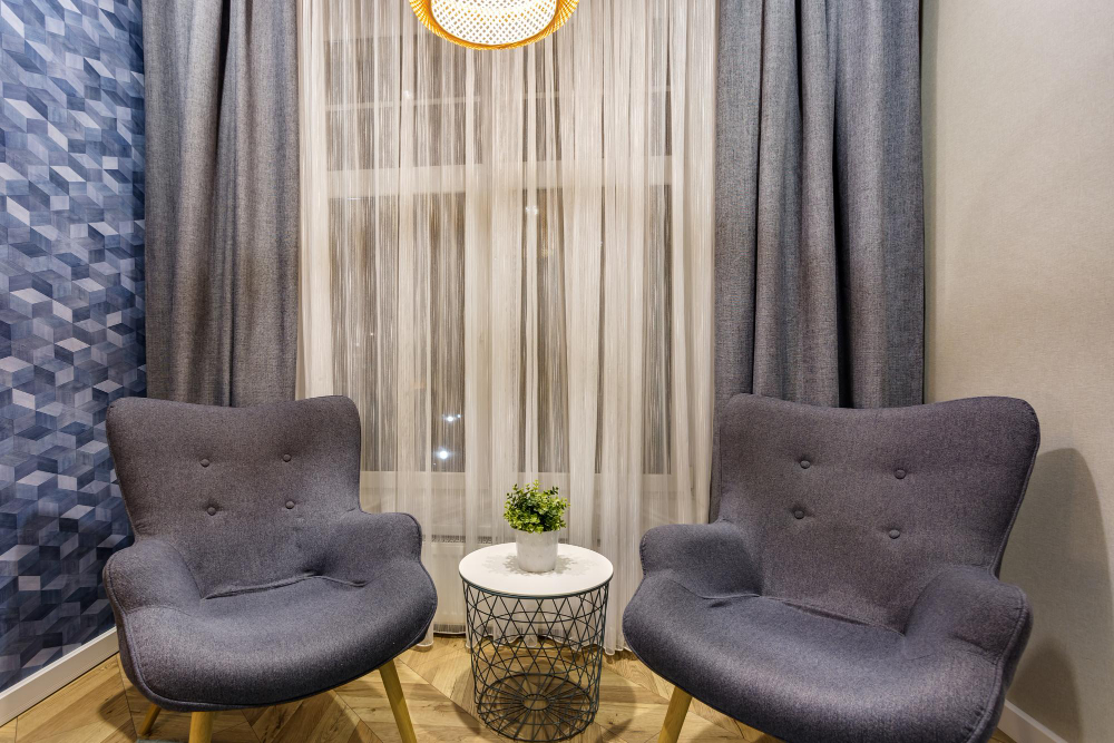 sélectionner les rideaux idéaux dans un salon au style moderne